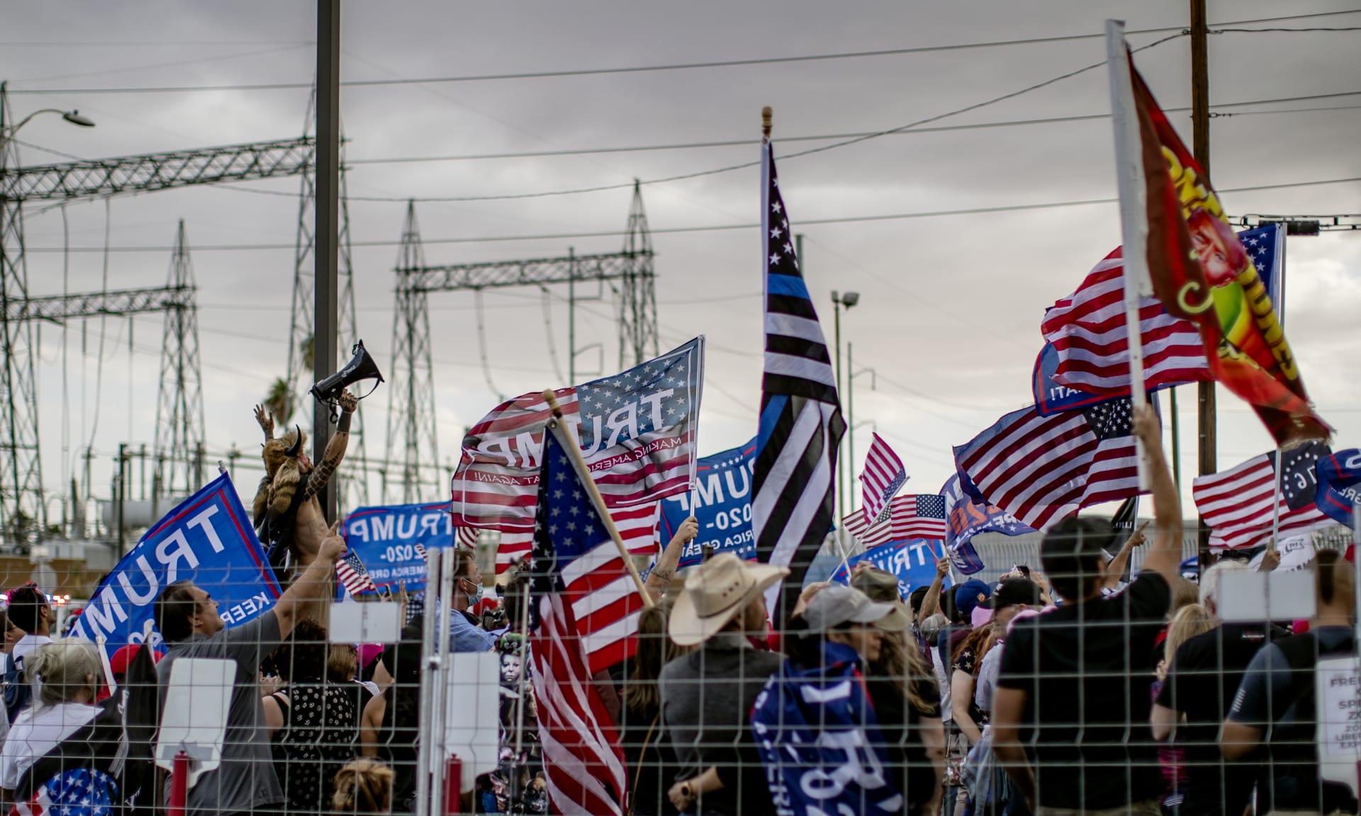 Trumpovi příznivci protestují proti zvolení Joea Bidena ve Phoenixu.