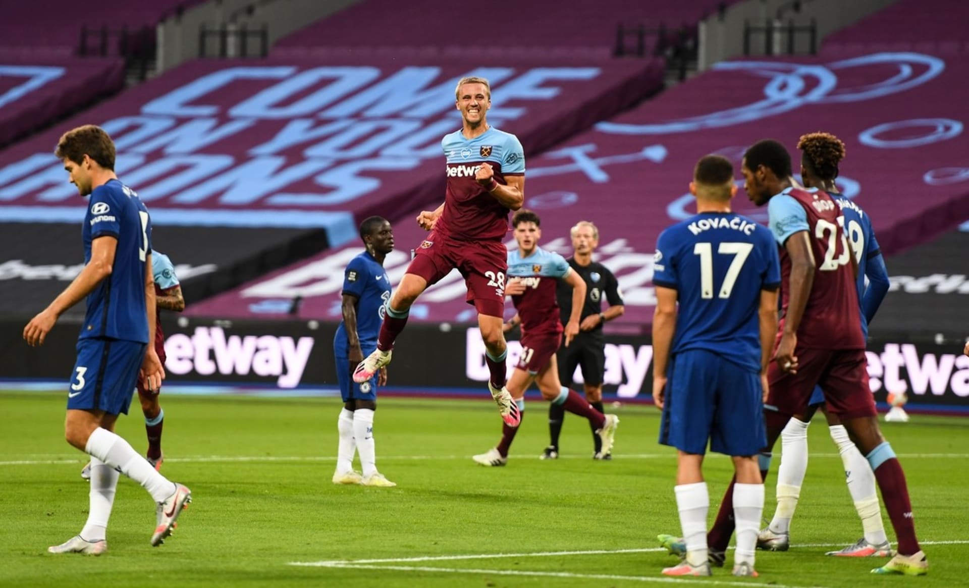 První trefa v Premier League. Souček pomohl gólem v zápase proti Chelsea k cennému vítězství 3:2.