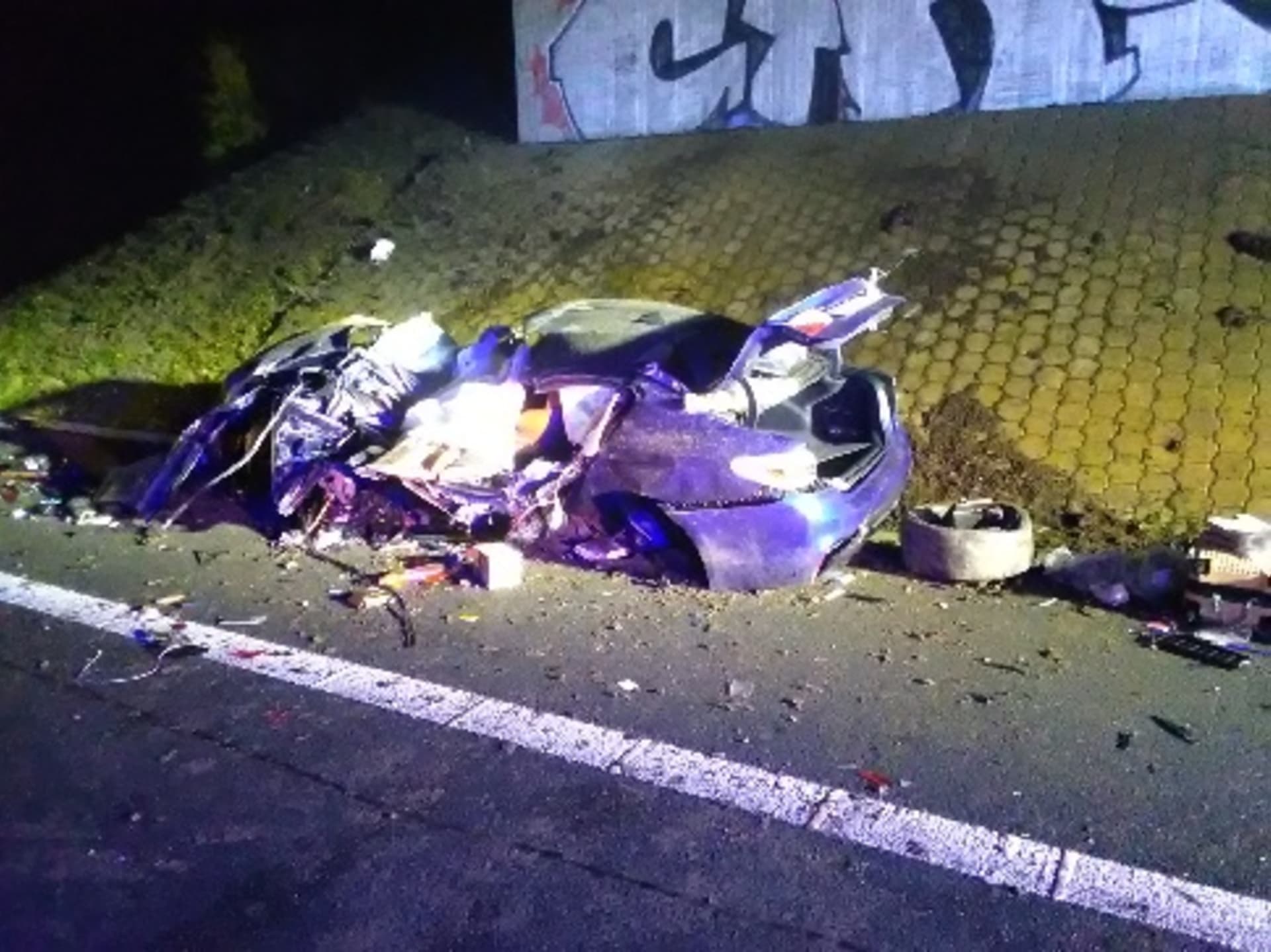 Osobní auto na dálnici D8 narazilo do mostu, zemřeli dva muži foto: Twitter HZS Ústeckého kraje)