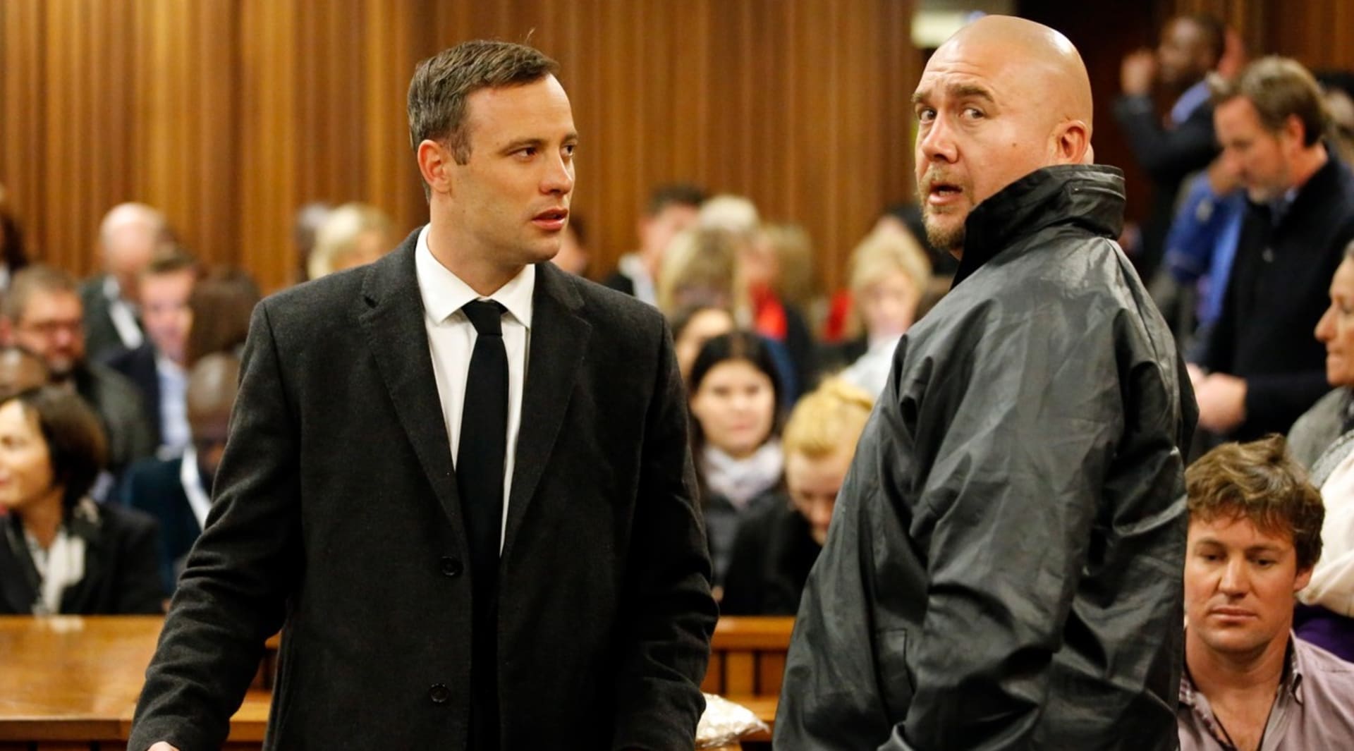 Oscar Pistorius (vlevo) u soudu, kde se hned několikrát objevil kvůli vraždě své přítelkyně, ke které došlo v roce 2013.