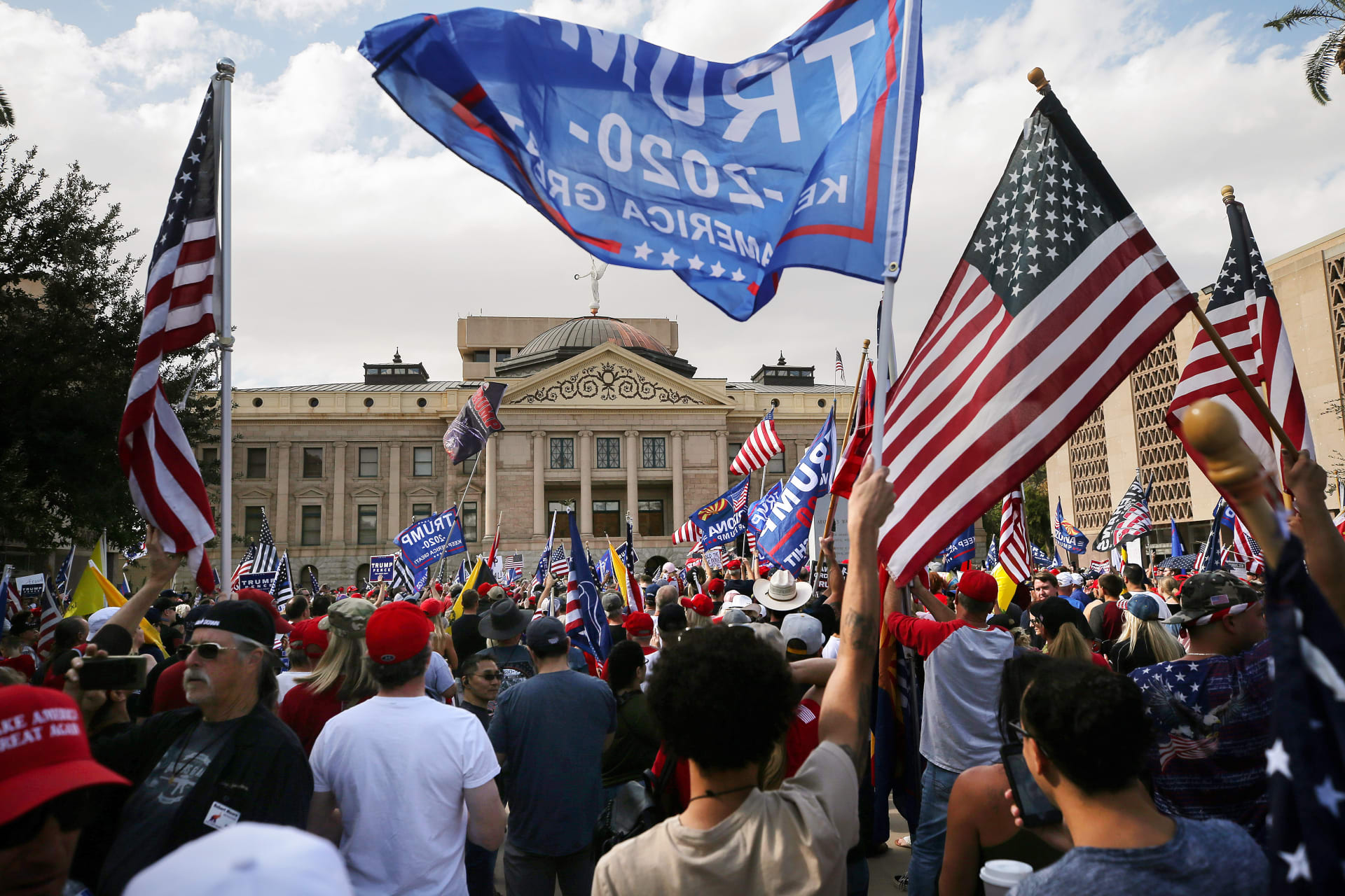 Trumpovi příznivci protestují proti zvolení Joea Bidena ve Phoenixu.