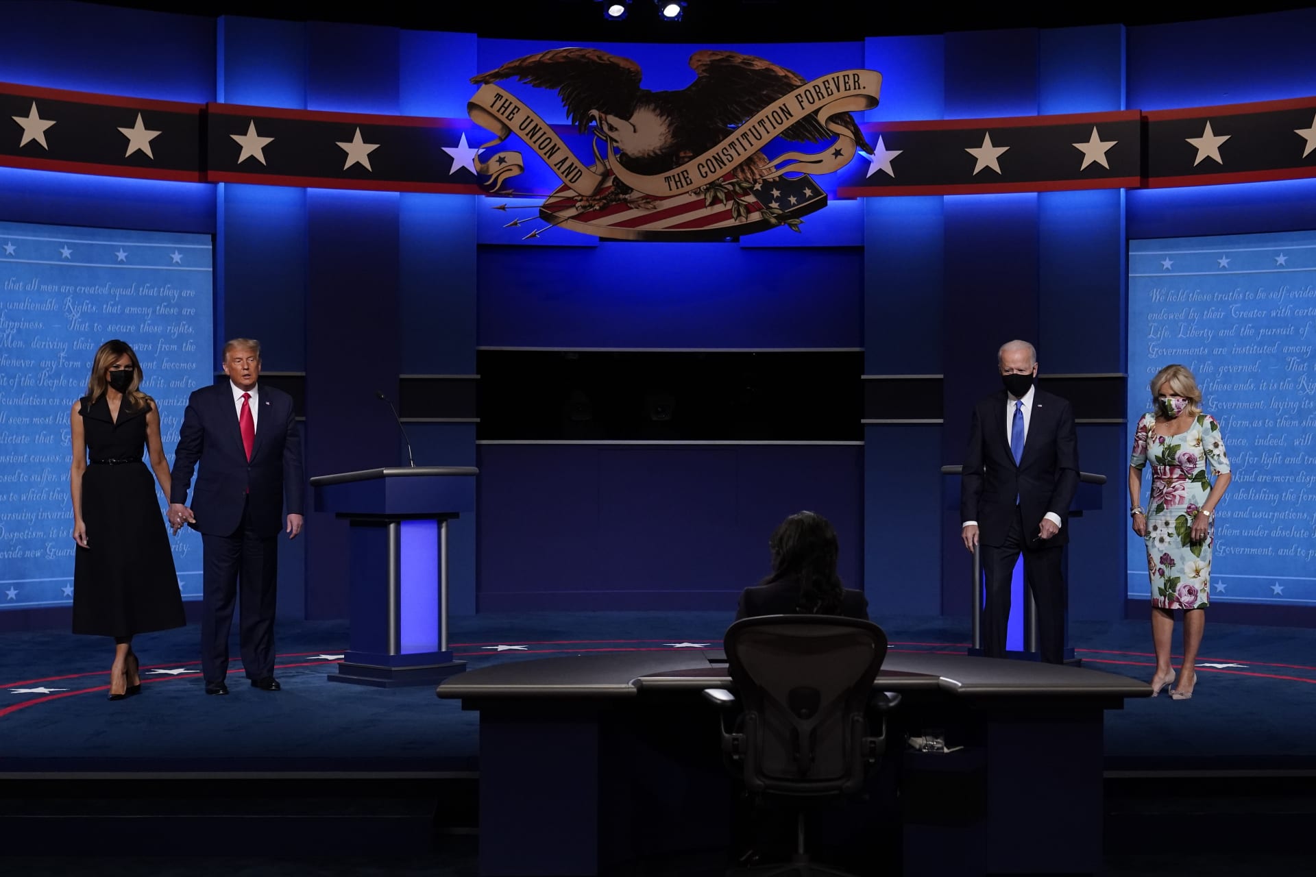 Která z dam se na předvolební debatu svého manžela lépe oblékla? Melania Trump nebo Jill Buden.