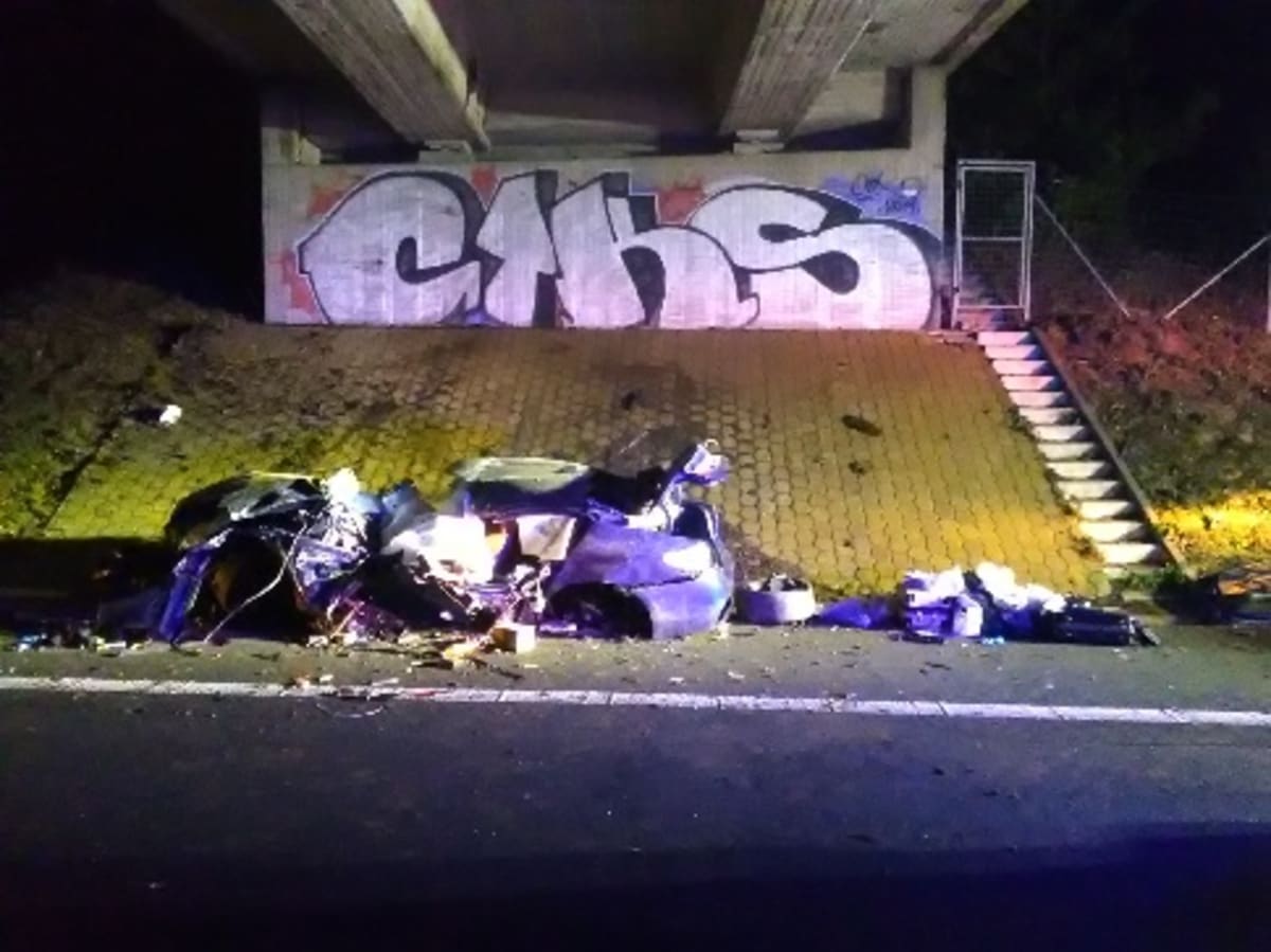 Osobní auto na dálnici D8 narazilo do mostu, zemřeli dva muži (foto: Twitter HZS Ústeckého kraje)