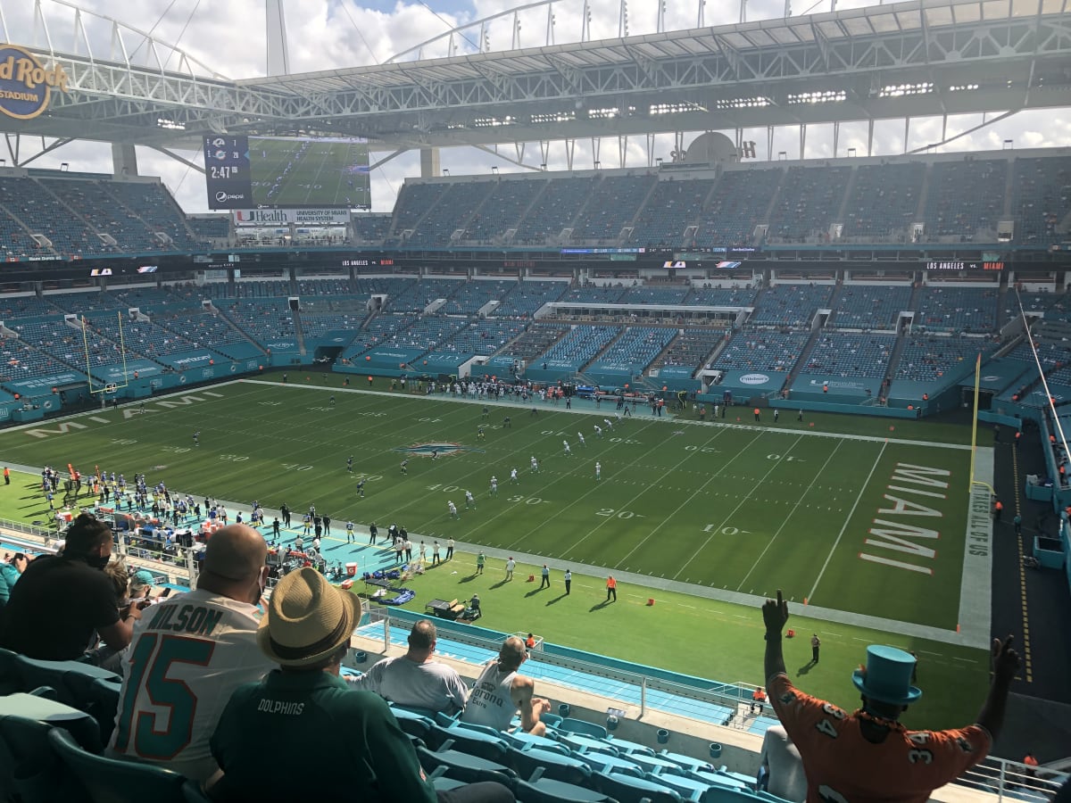 Zápas amerického fotbalu mezi Miami Dolphins a Los Angeles Rams