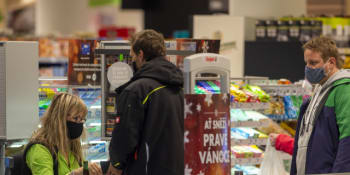 Hypermarket otevřený v neděli: Shluky lidí a fronty u pokladen