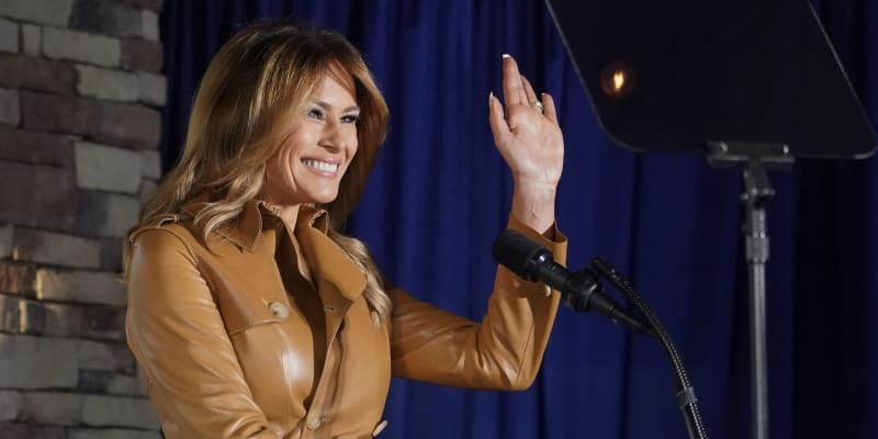 Melania Trump v koženém hnědém kabátku. 