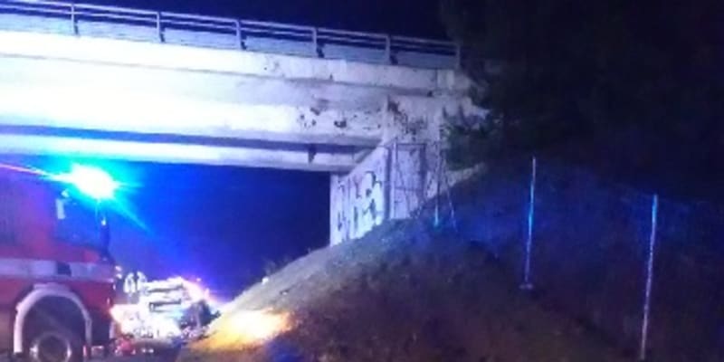 Osobní auto na dálnici D8 narazilo do mostu, zemřeli dva muži foto: Twitter HZS Ústeckého kraje)
