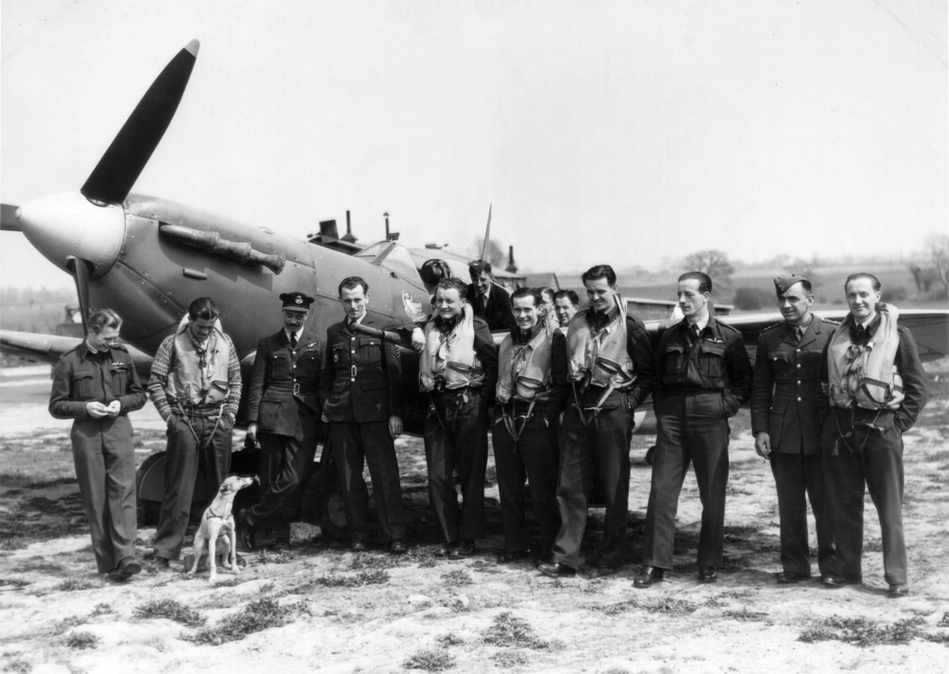 Piloti 313. čs. perutě na letišti v Hornchurch na jaře 1942.