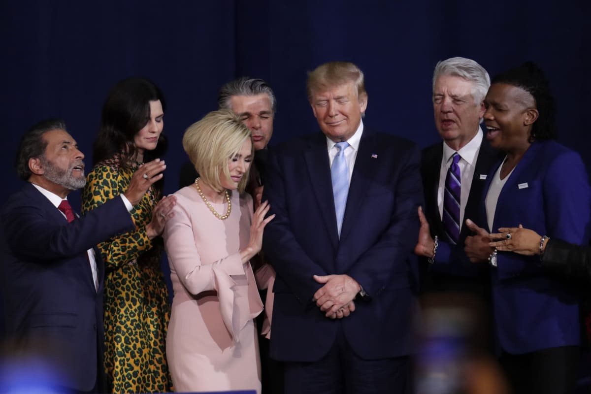 Donald Trump uprostřed skupiny kazatelů