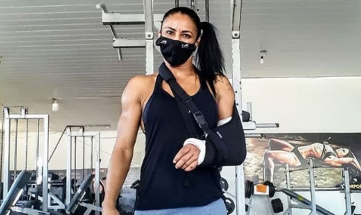 MMA zápasnice Sidy Rochaová skončila po zápase s krajankou Karine Silvaovou se sádrou na levé ruce.