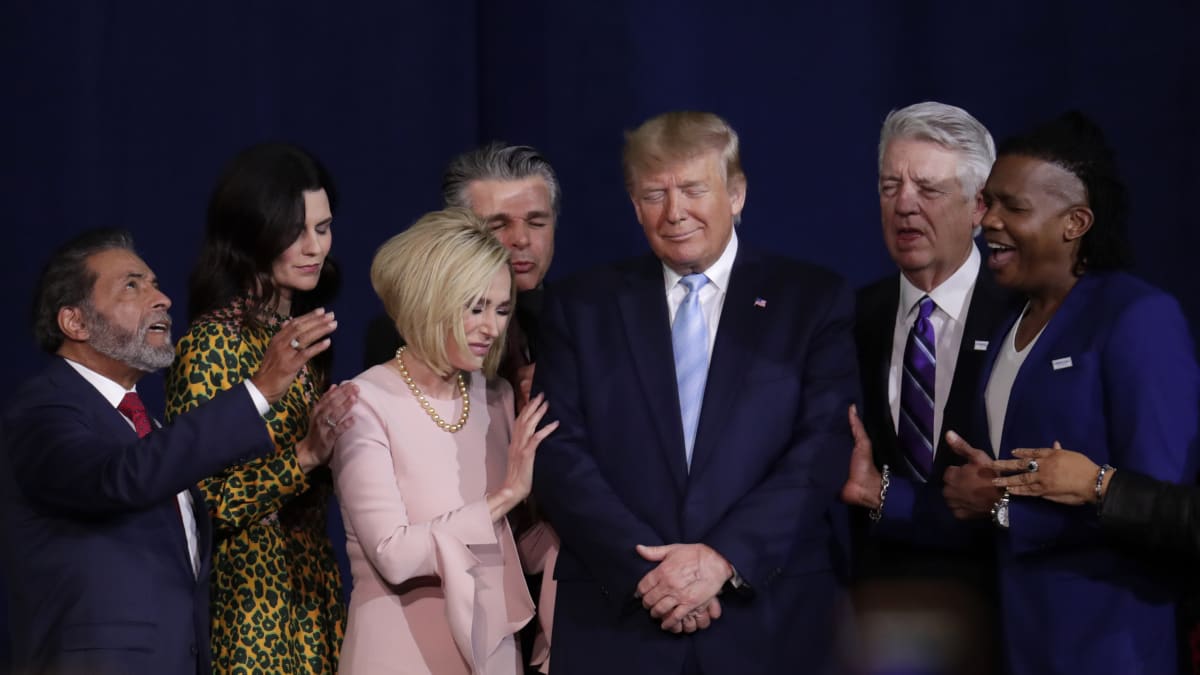 Donald Trump uprostřed skupiny kazatelů