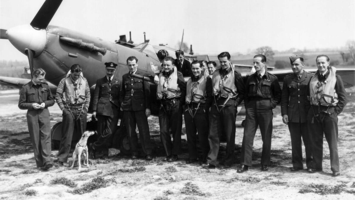 Piloti 313. čs. perutě na letišti v Hornchurch na jaře 1942.