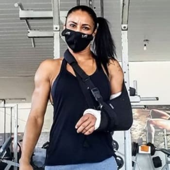 MMA zápasnice Sidy Rochaová skončila po zápase s krajankou Karine Silvaovou se sádrou na levé ruce