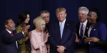 Andělé Trumpovi na pomoc nepřišli. Náboženská víra ovlivnila i americké volby