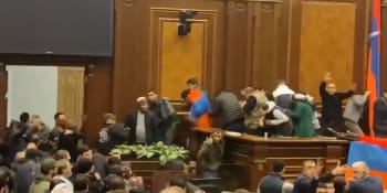 Naštvaní Arméni kvůli příměří zdemolovali parlament. V Ázerbájdžánu se naopak slaví