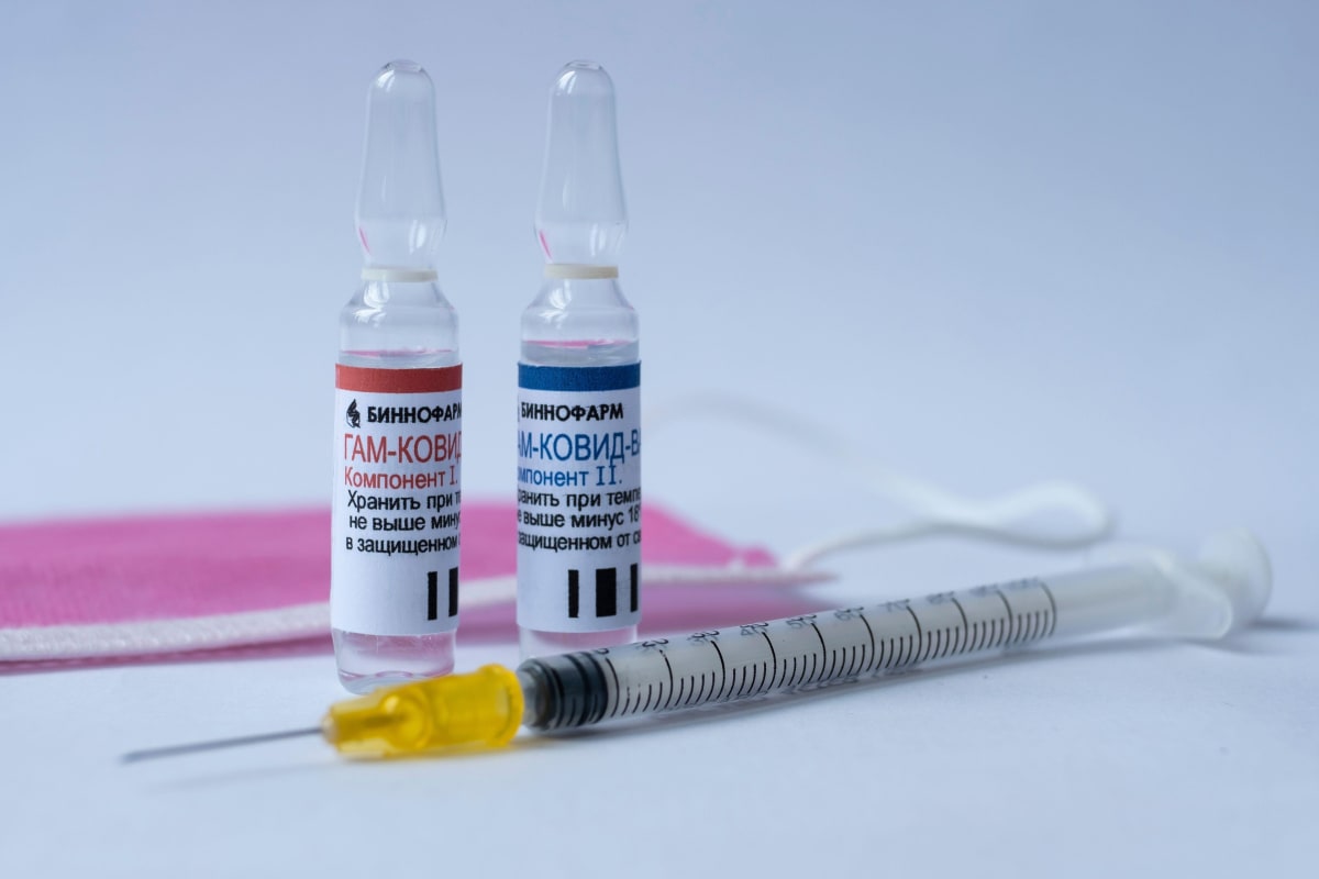 Tři ruští lékaři, kteří byli očkovaní, se nakazili koronavirem. 