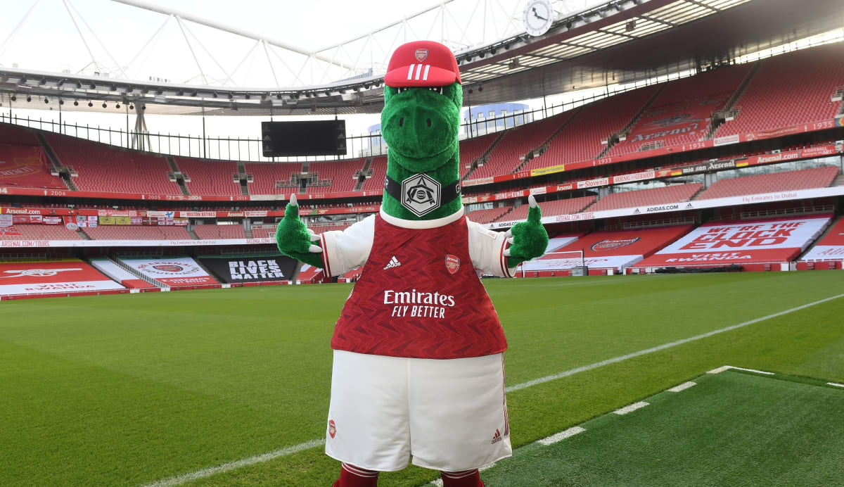 Obrovsky populární maskot Gunnersaurus se vrátil na Emirates Stadium.
