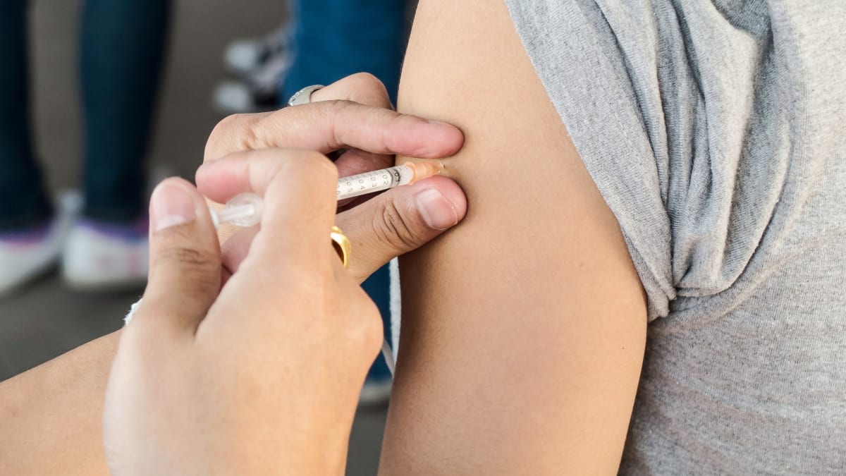 Očkování je podle odborníků jedinou šancí, jak pandemii koronaviru zvládnout.