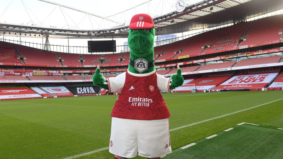 Obrovsky populární maskot Gunnersaurus se vrátil na Emirates Stadium.