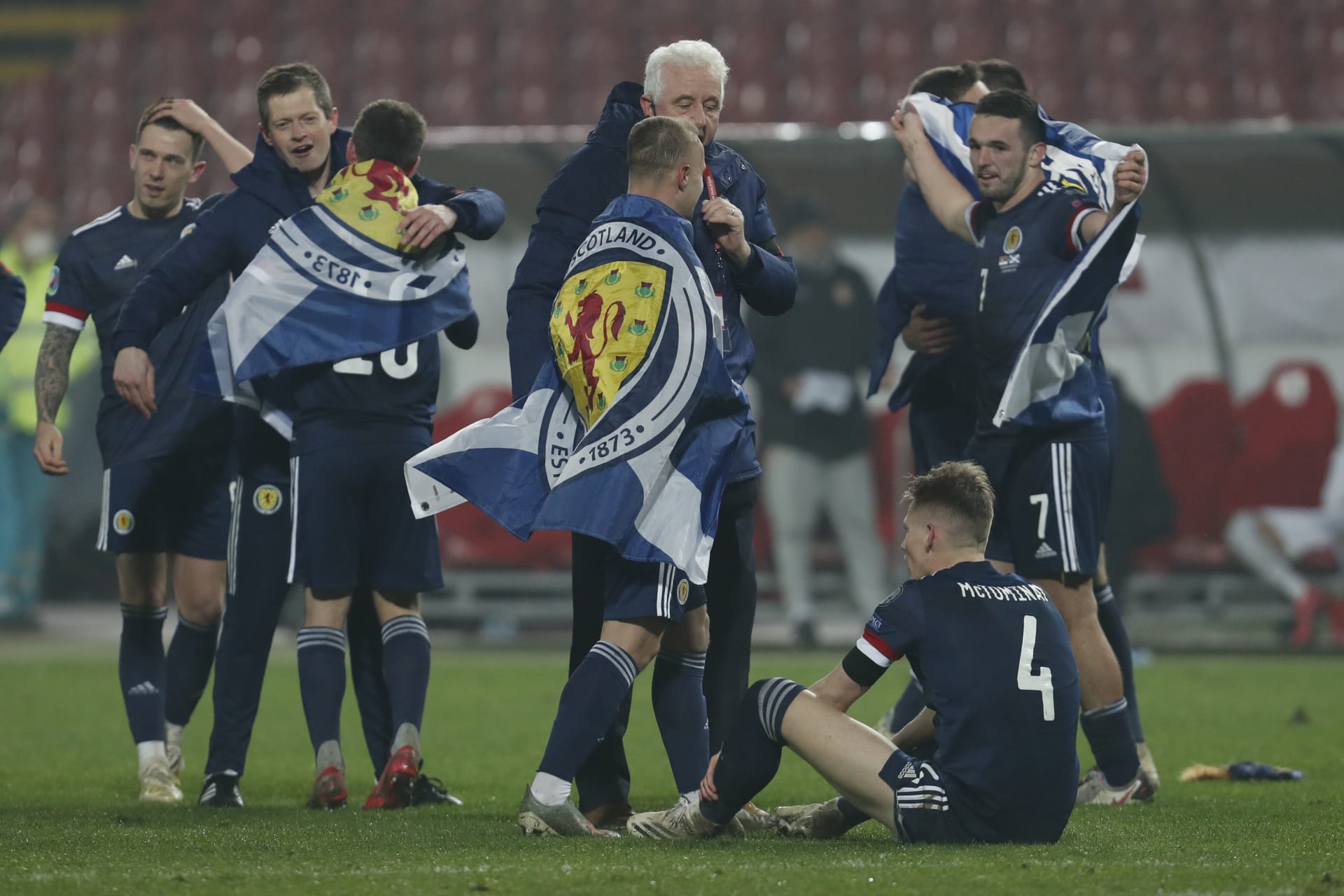 Skotští hráči oslavují vítězství nad Srbskem (foto: AP)