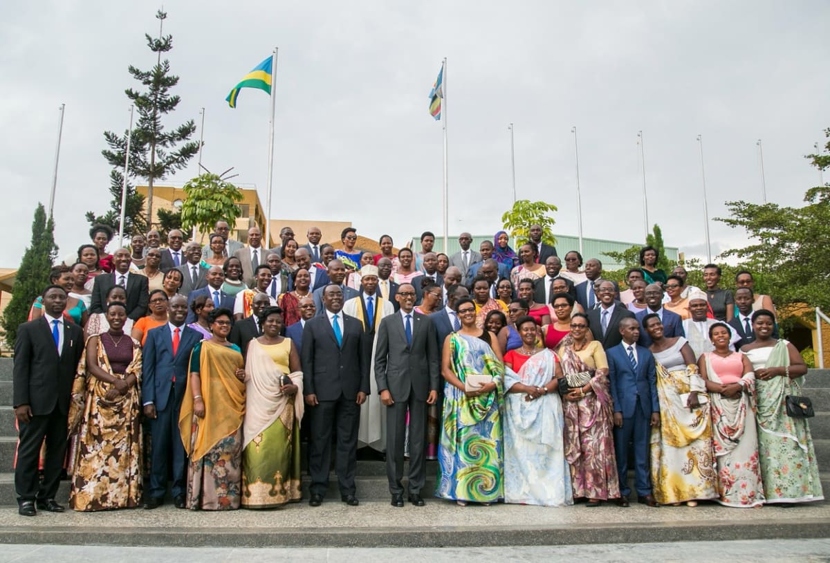Členové rwandského parlamentu po volbách v roce 2018. Uprostřed v první řadě Paul Kagame.