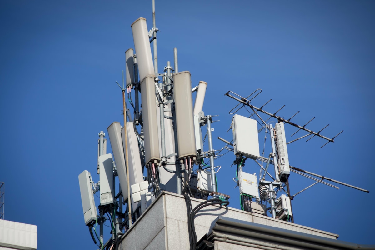 Mobilní operátoři po státu požadují, aby s nimi kolem budování sítí páté generace komunikoval.