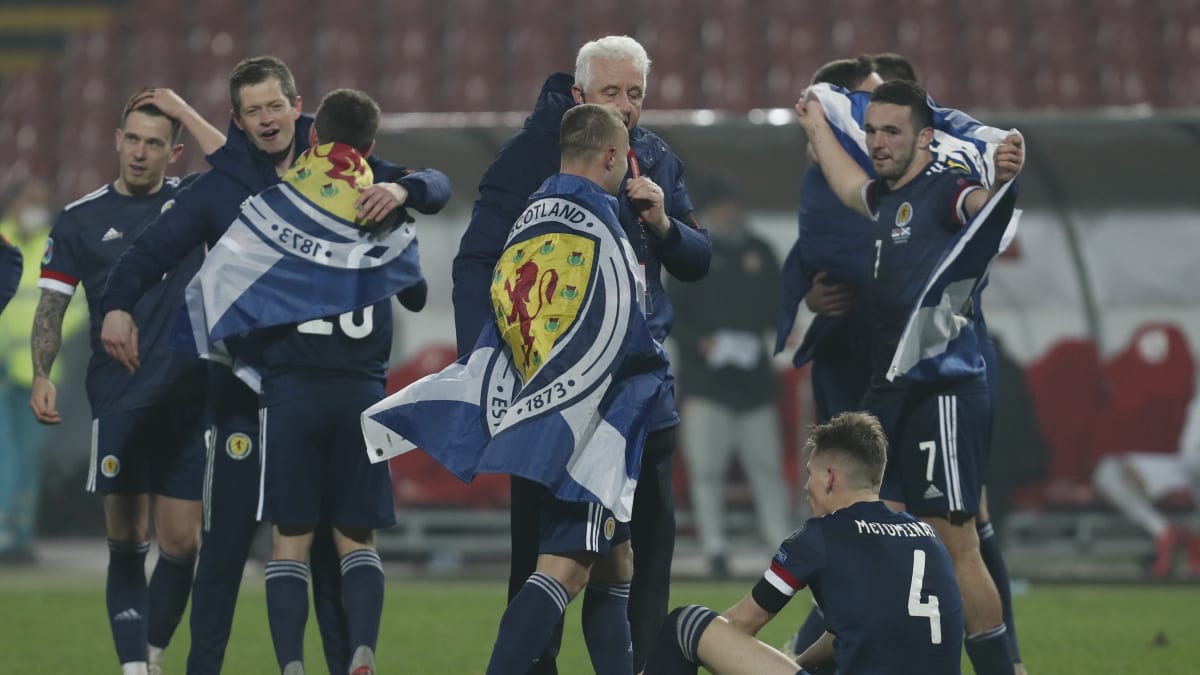 Skotští hráči oslavují vítězství nad Srbskem (foto: AP)