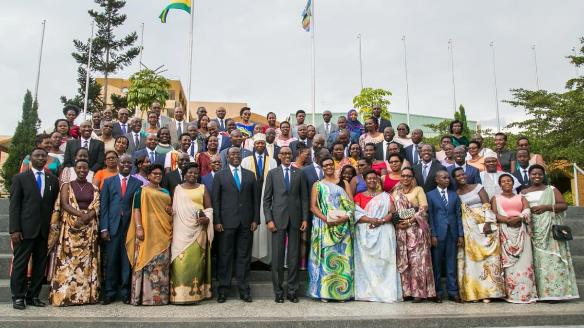 Členové rwandského parlamentu po volbách v roce 2018. Uprostřed v první řadě Paul Kagame.