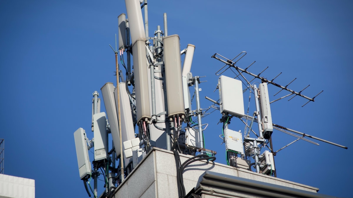 Mobilní operátoři po státu požadují, aby s nimi kolem budování sítí páté generace komunikoval.