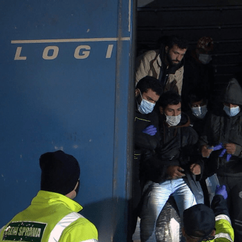 Případ 48 migrantů pašovaných v návěsu kamionu na D2 u Podivína má pokračování. 