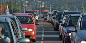 Auta v pruzích pro MHD mimo dopravní špičku jezdit mohou, dohodli se pražští zastupitelé
