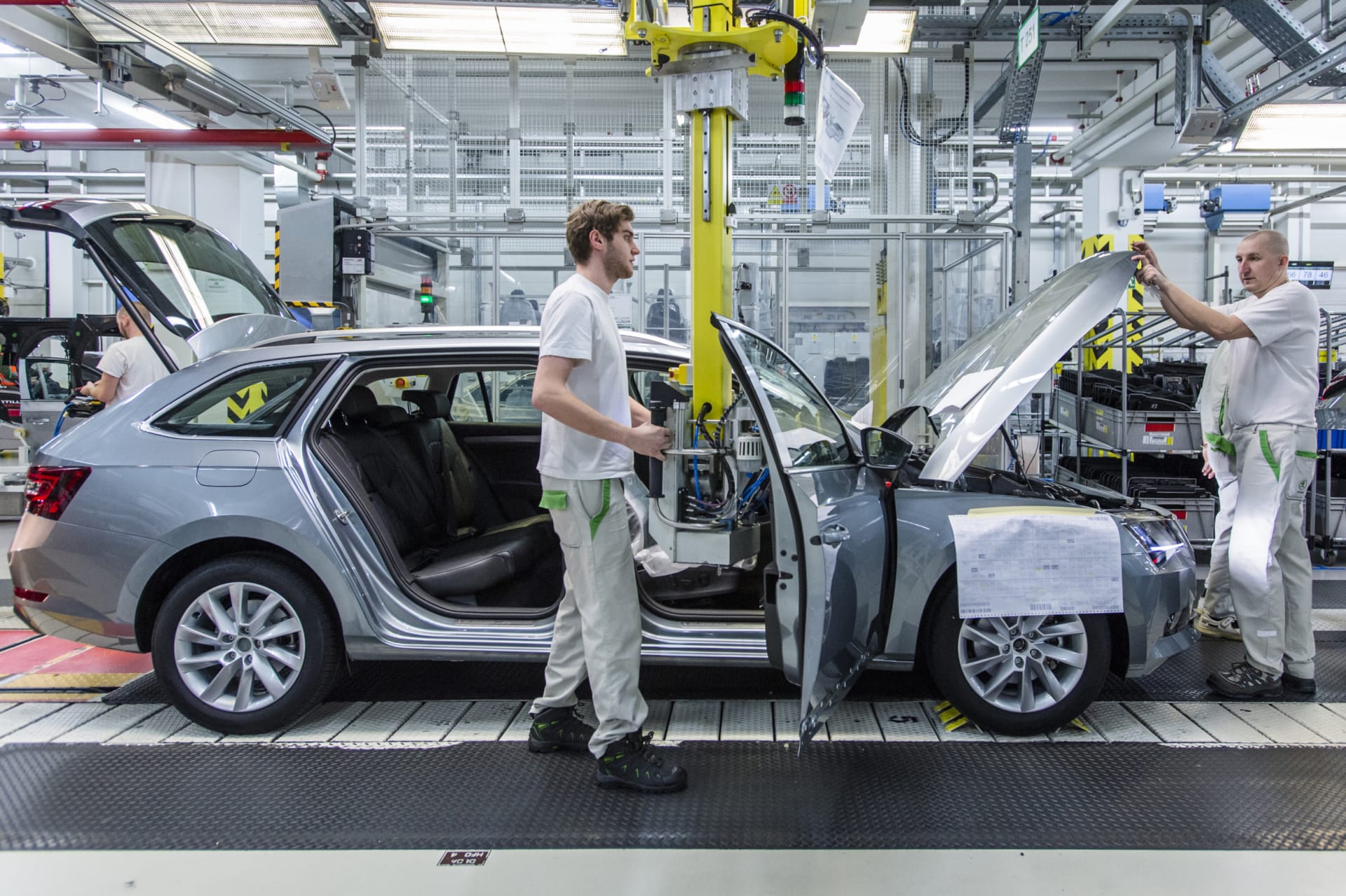 Nedostatek čipů a surovin. Škoda Auto se potýká s krizí. 