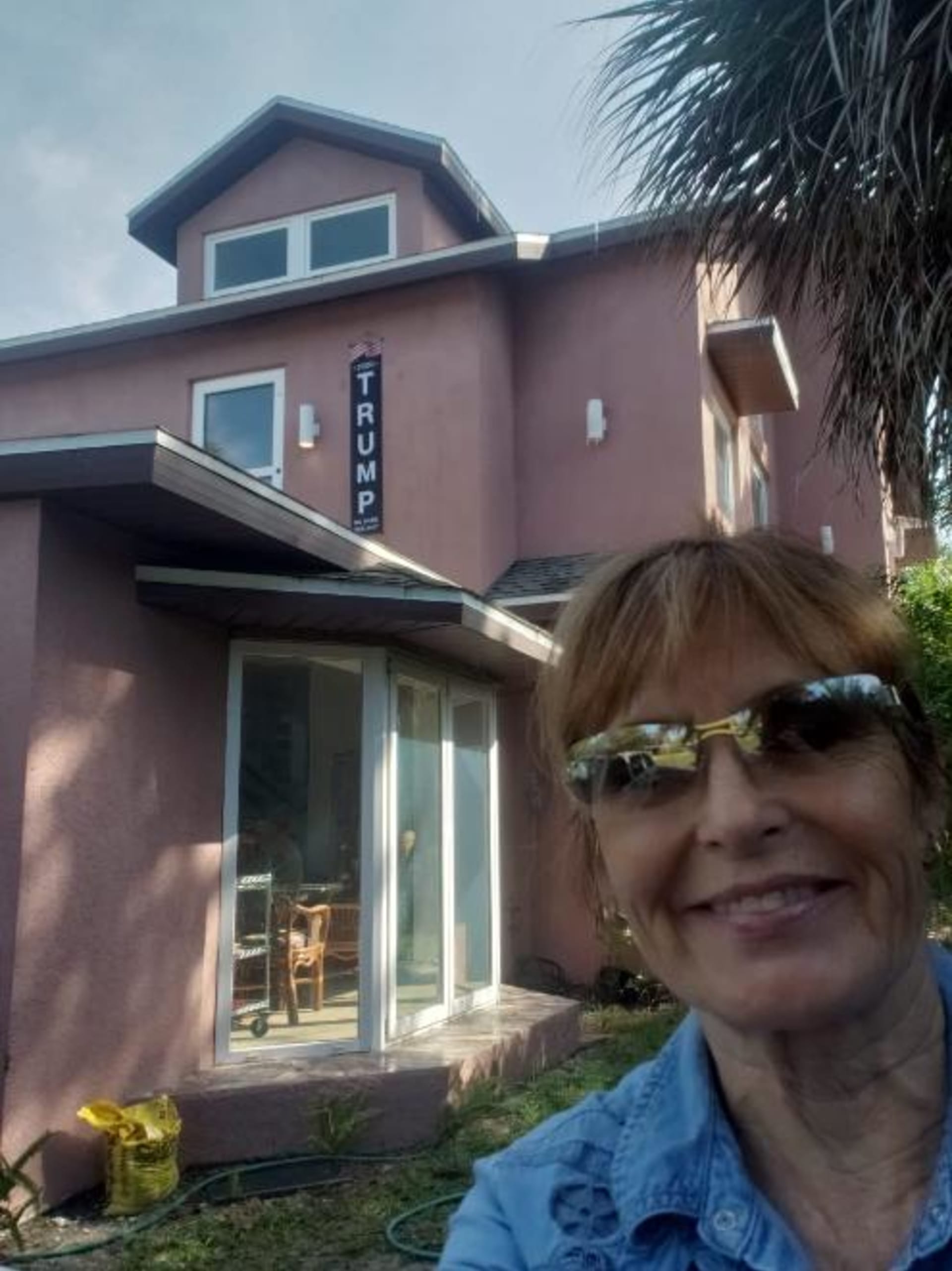 Olga Matušková před svým domem na Floridě 