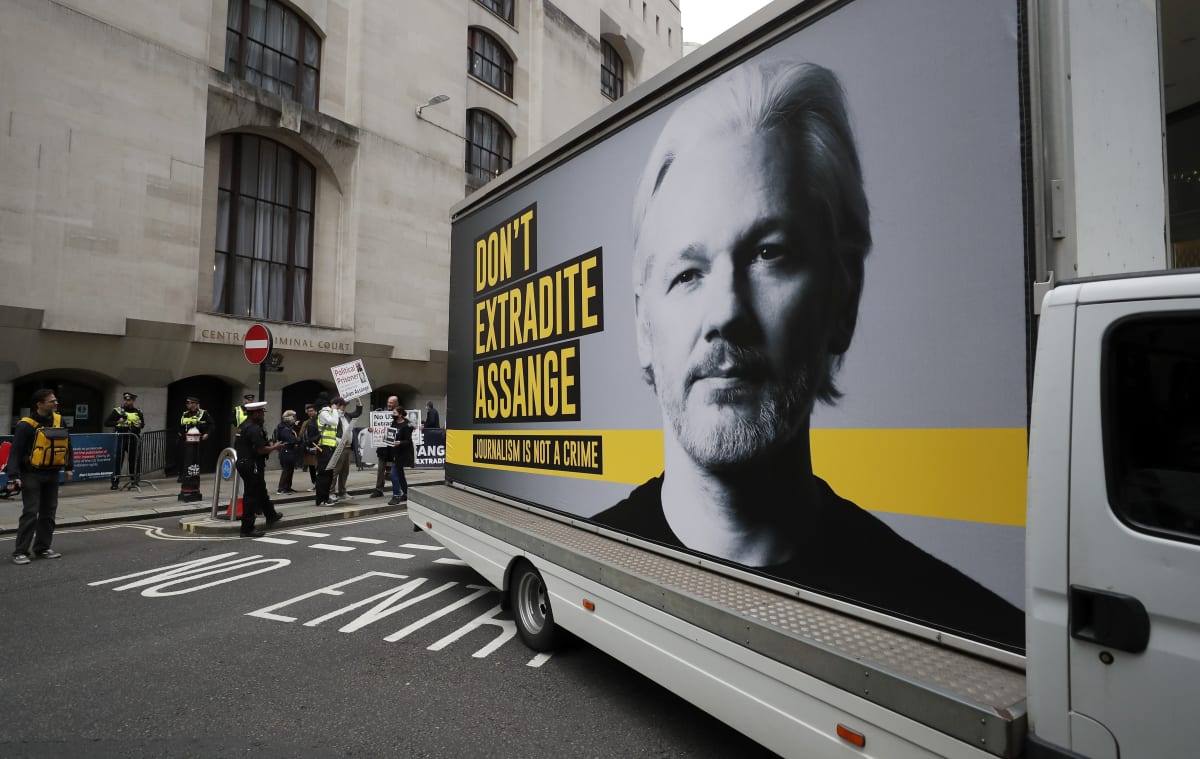 Demonstrace na podporu Juliana Assangeho v Londýně