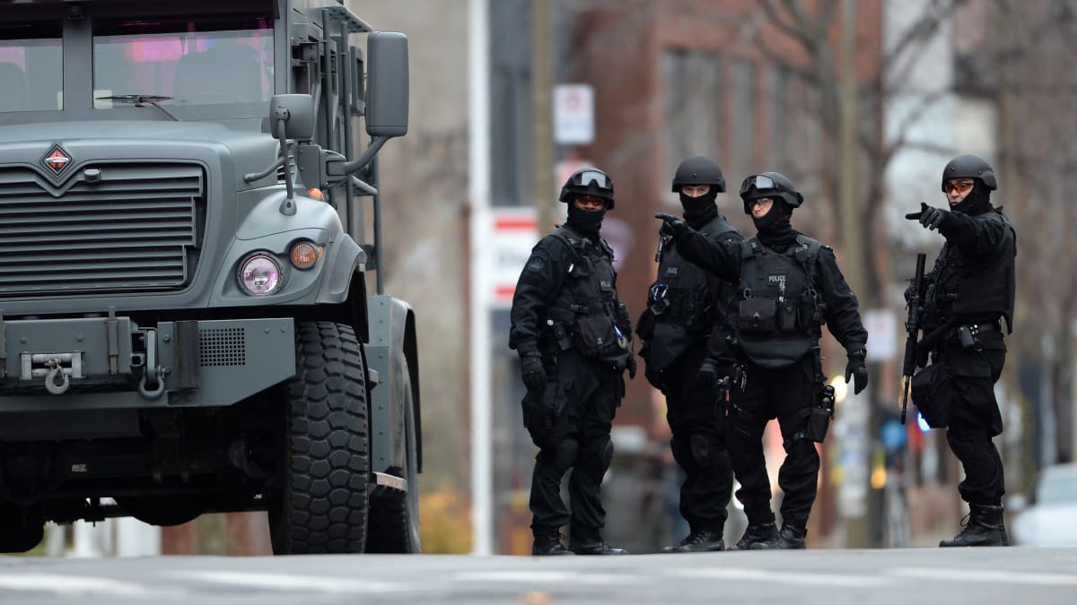 Kanadští policisté před budovou Ubisoftu v Montrealu