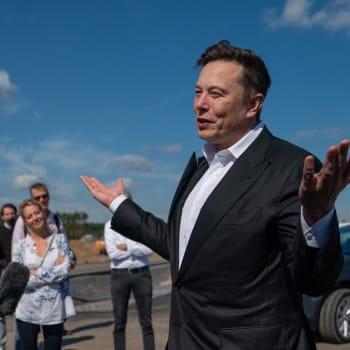 Elon Musk na návštěvě továrny Tesly, která vzniká v Německu.