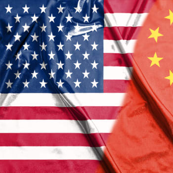 Americká a čínská vlajka.