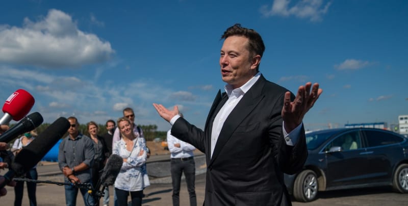 Elon Musk na návštěvě továrny Tesly, která vzniká v Německu.