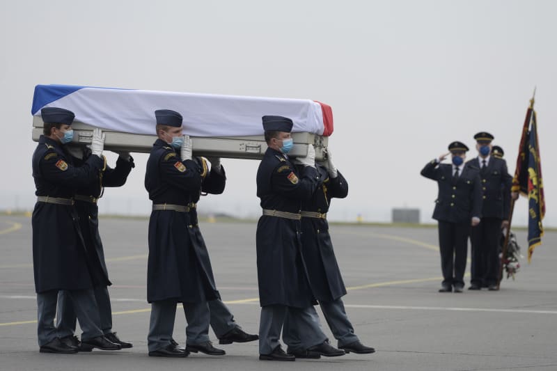 Tělo rotmistryně Michaely Tiché, která zemřela v Egyptě, přepravili do ČR.
