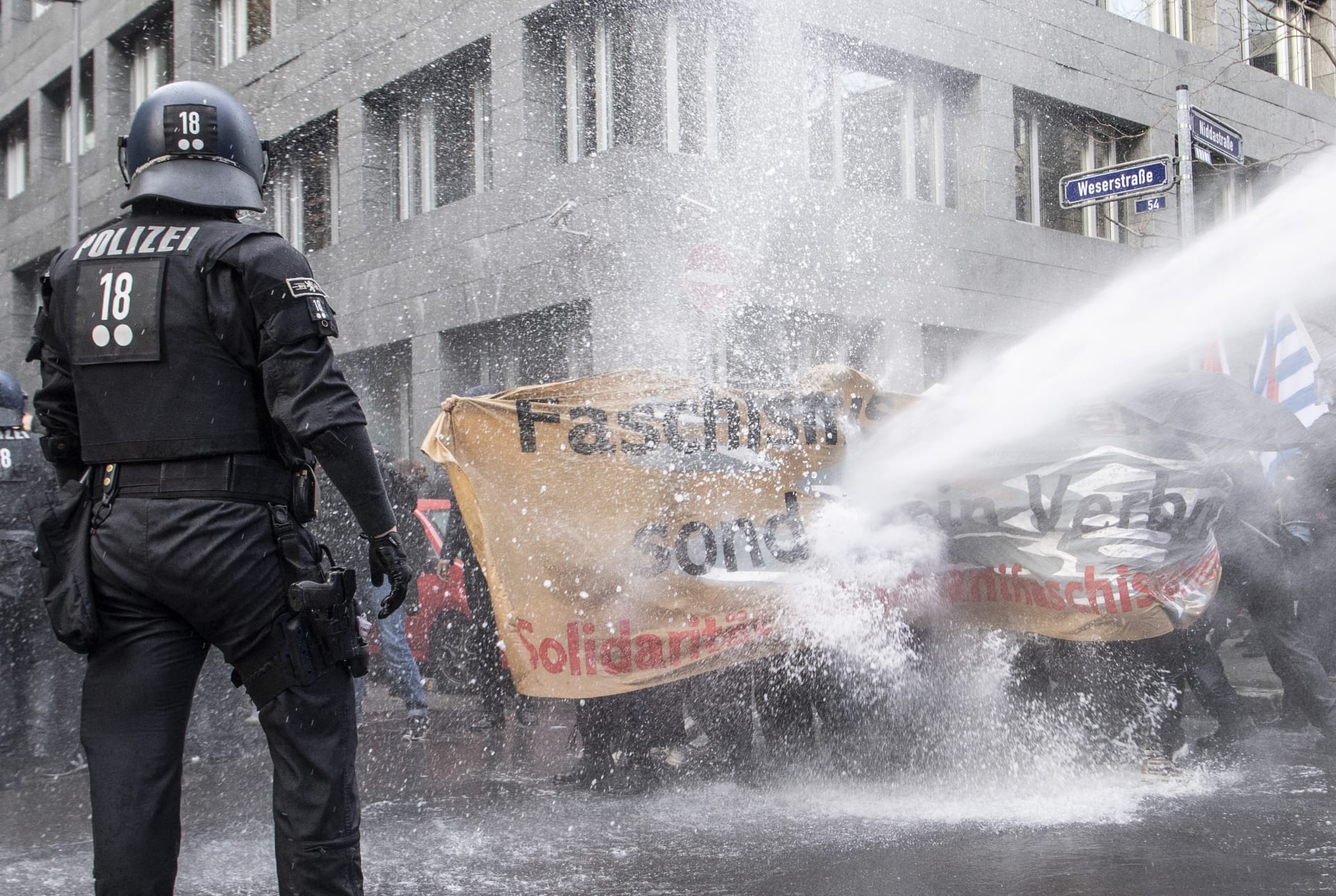 Policisté rozháněli demonstranty vodními děly.