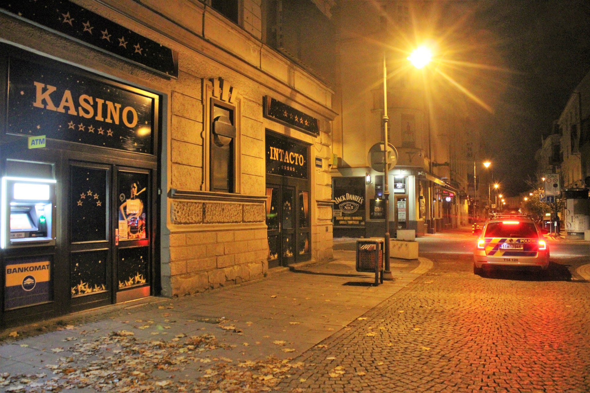 Stodolní ulice v centru Ostravy v době zákazu nočního vycházení.  V pátek po desáté hodině večer.