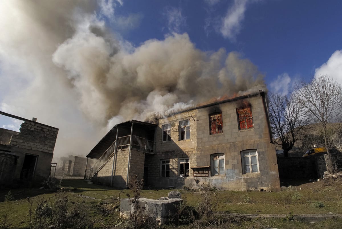 Arméni zapalují své domy v Náhorním Karabachu