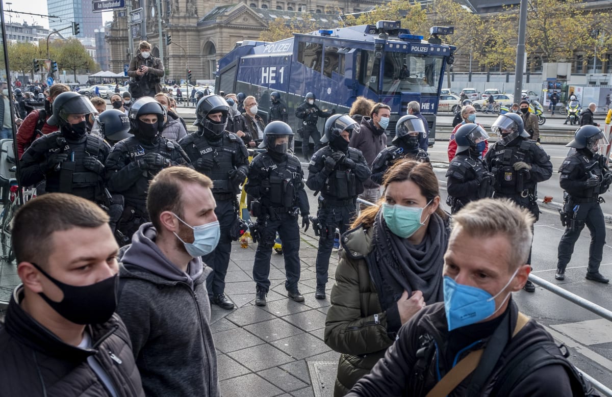 Ve Frankfurtu se protestující střetli s protidemonstranty a poté i s policií.