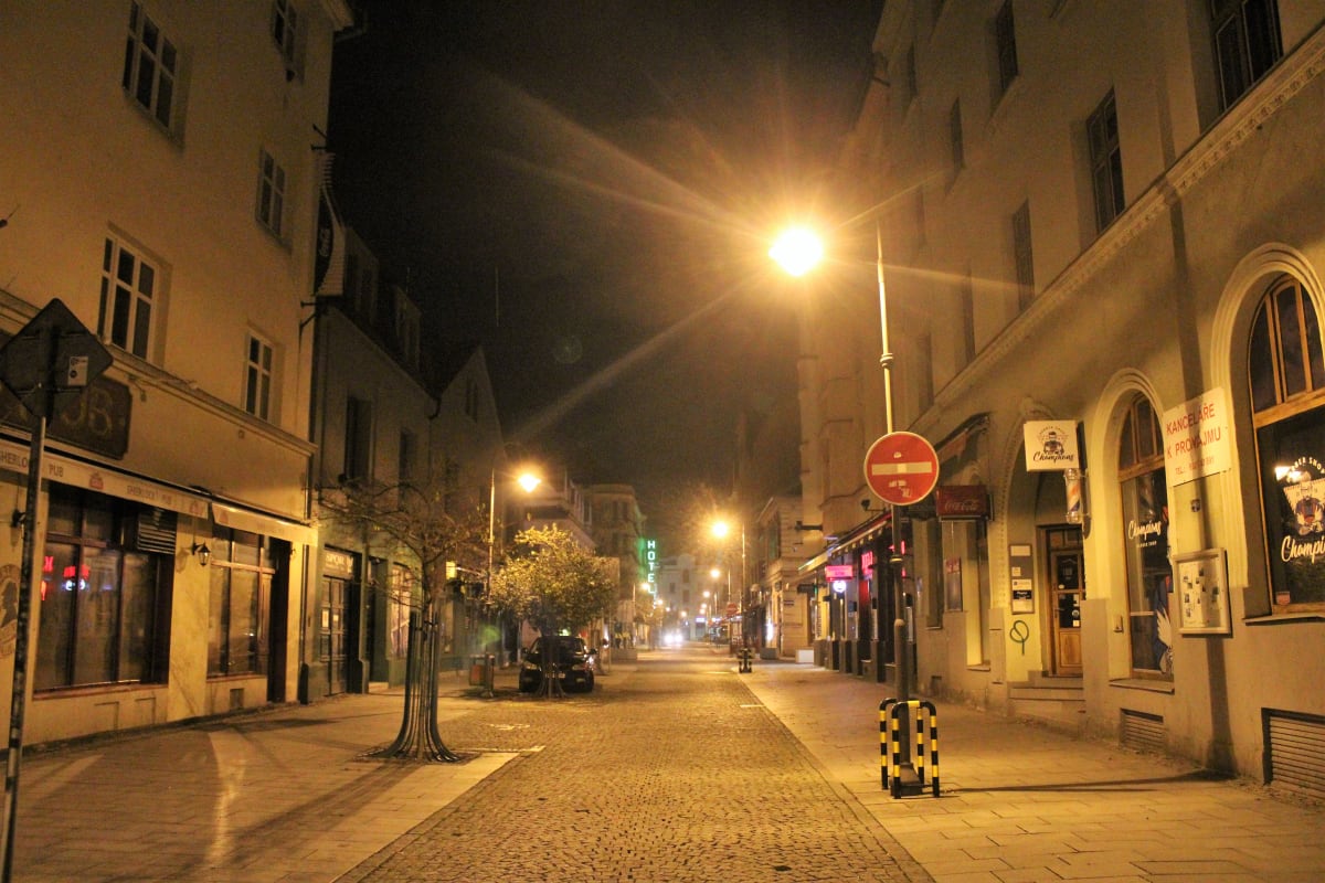 Stodolní ulice v  v době zákazu nočního vycházení.