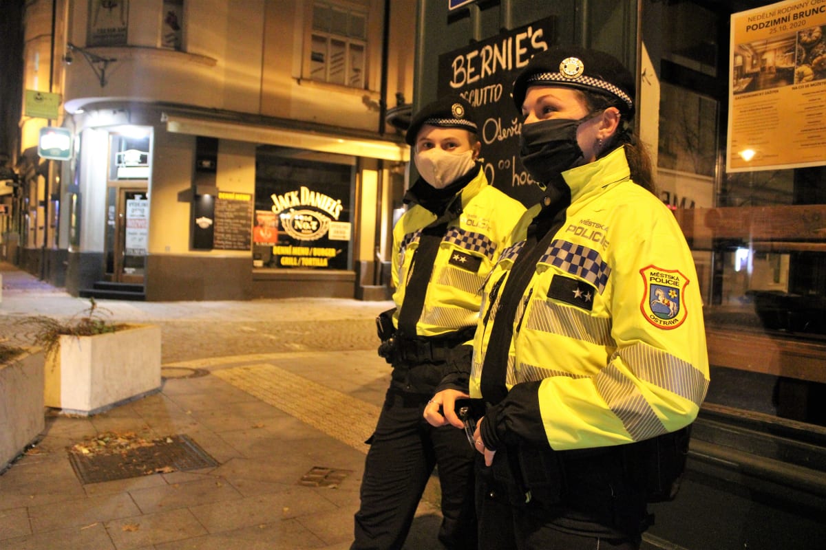 Stodolní ulice v Ostravě v době zákazu nočního vycházení. Hlídka městské policie.