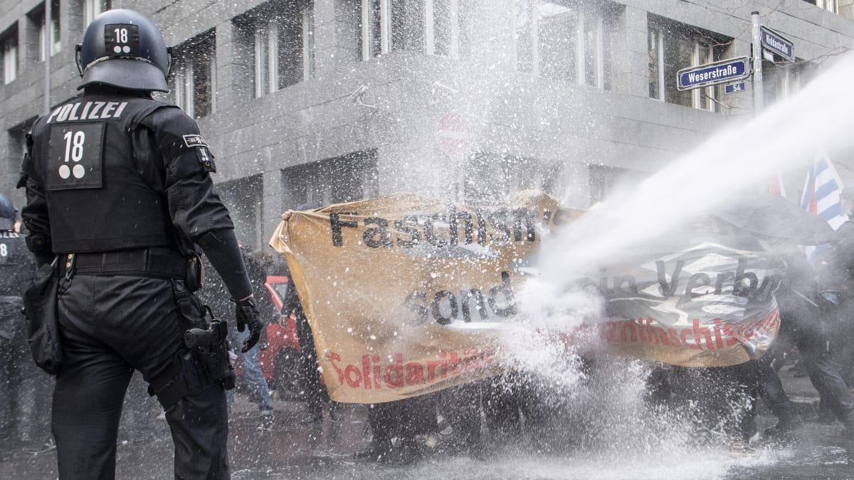 Policisté rozháněli demonstranty vodními děly.