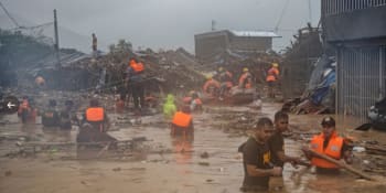 Tajfun Vamco a záplavy ve Filipínách usmrtily 42 lidí. Některé budovy jsou pod vodou