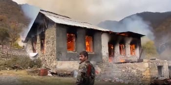 Nic vám tu nenecháme. Arméni zapalují své domy v Náhorním Karabachu