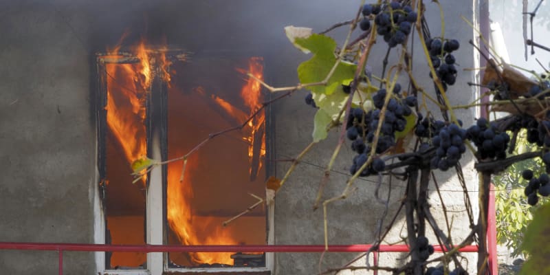 Arméni zapalují své domy v Náhorním Karabachu