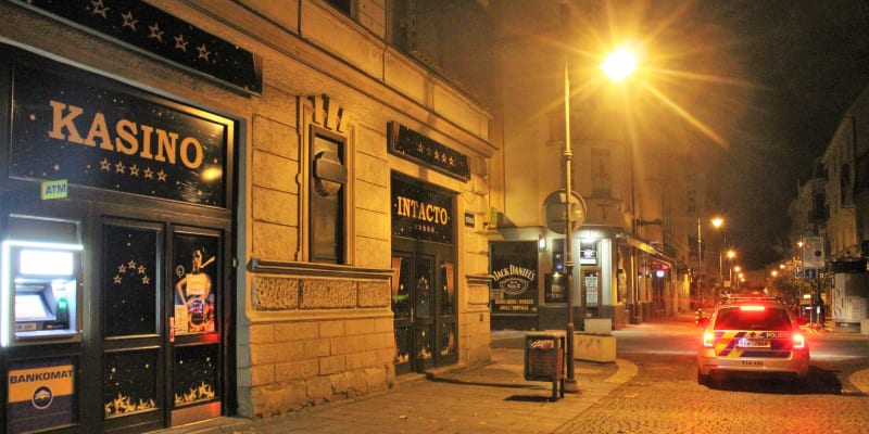 Stodolní ulice v centru Ostravy v době zákazu nočního vycházení.  V pátek po desáté hodině večer.